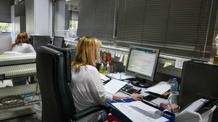 Στο μάτι της εφορίας τα μαύρα εισοδήματα στο εξωτερικό - Διασταυρώσεις για καταθέσεις και εισοδήματα