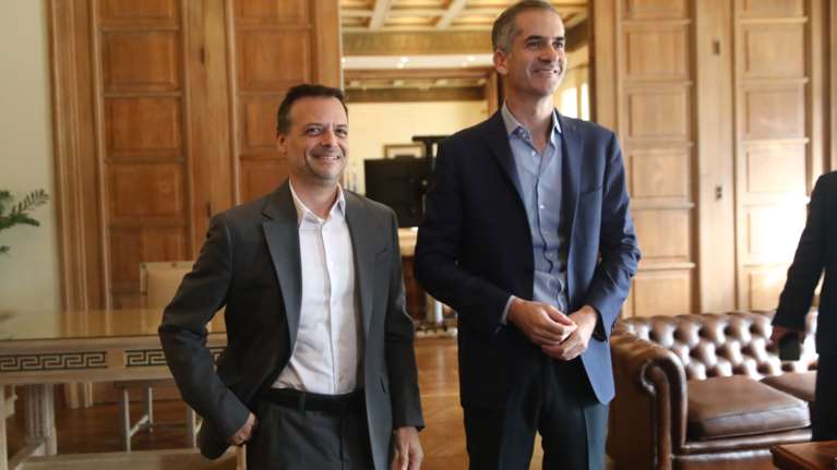 Κόντρα Μπακογιάννη - Δούκα για τους δρόμους: &quot;Δύο χρόνια με αποτέλεσμα μηδέν&quot; - &quot;40 εκατ. και δεν φτιάξατε τις λακκούβες&quot;