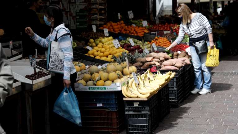 Άρχισε η ακρίβεια μετά τις πλημμύρες: 10 ευρώ για ένα κιλό χόρτα και ένα μαρούλι στη Λάρισα [βίντεο]