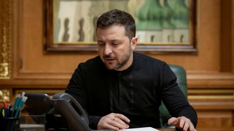 Ο Ζελένσκι στις συνομιλίες με τον Τραμπ θέλει να διασφαλίσει ότι δεν θα σταματήσει η αμερικανική βοήθεια στην Ουκρανία