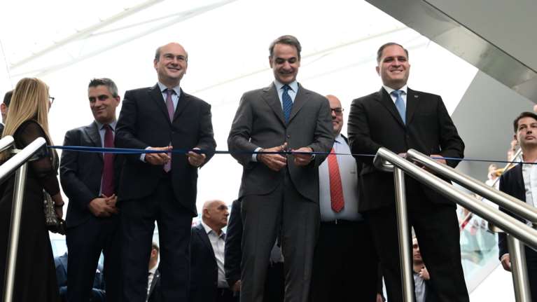 Ο Μητσοτάκης υπόσχεται νέα μείωση φόρων μέχρι το "εκλογικό έτος" 2027- Εγκαινίασε τα νέα γραφεία της ΑΑΔΕ [εικόνες - βίντεο]