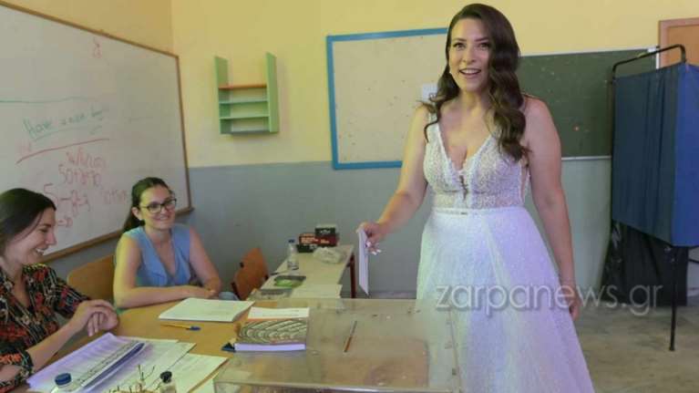 Εκλογές 2023: Πρώτα πήγε με το νυφικό να ψηφίσει και μετά παντρεύτηκε - Έκπληκτη η εφορευτική επιτροπή [εικόνες]