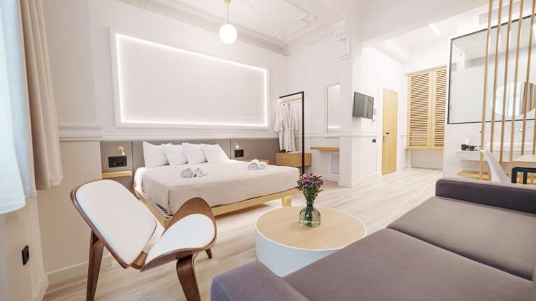 Aria Hotels: Στο χαρτοφυλάκιό τους οι σουίτες του νεοκλασικού Agora Athens Suites [εικόνες]