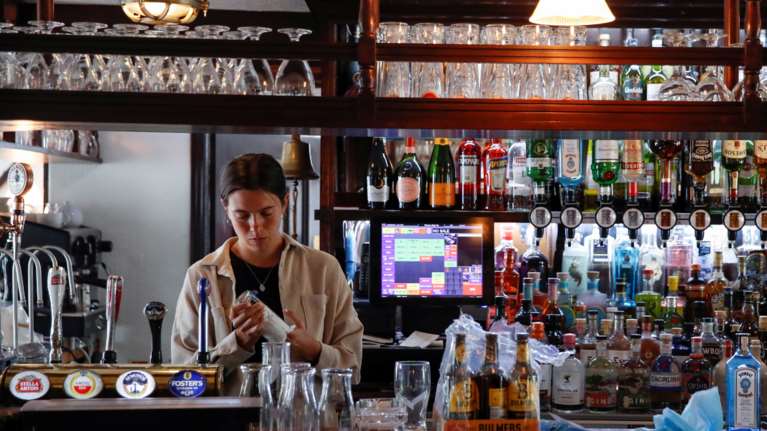 Ανοίγουν αυτό το Σαββατοκύριακο τα μπαρ στη Μ. Βρετανία - Υποδέχονται το &quot;Σούπερ Σάββατο&quot; [εικόνες]