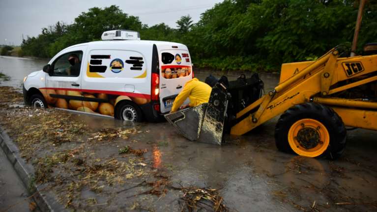 Κακοκαιρία Daniel: Προβλήματα στη Λάρισα από τις έντονες βροχοπτώσεις - Διακοπές ρεύματος και πτώσεις δέντρων