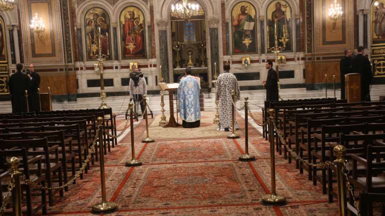 Εκκλησιασμός στο σπίτι: Πώς θα δείτε τις Ακολουθίες της Μεγάλης Εβδομάδας