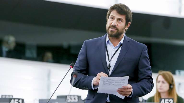 Στη γωνία ο ΣΥΡΙΖΑ μετά τις χυδαίες αναρτήσεις των στελεχών του για το σκάνδαλο Γεωργούλη