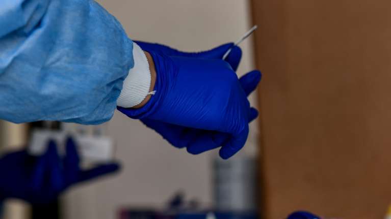 Ανησυχία για τα νέα κρούσματα μηνιγγίτιδας: Τα είδη, τα συμπτώματα και πότε είναι επικίνδυνη