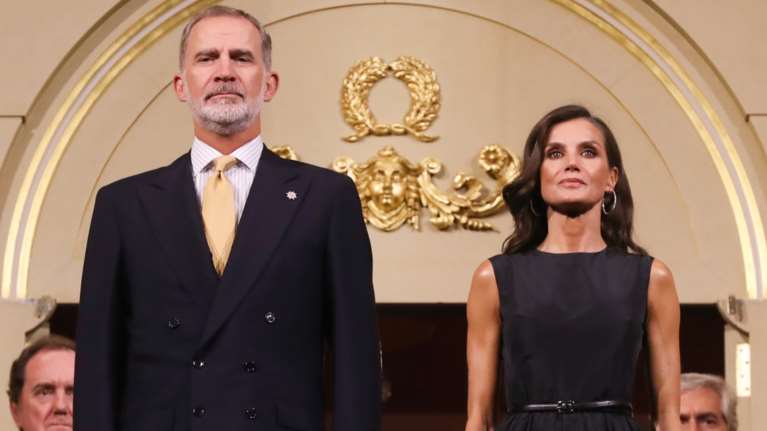 Η βασίλισσα Λετίσια ντύθηκε Audrey Hepburn: Η απίθανη εμφάνιση με μοντέρνο πριγκιπικό φόρεμα και Manolo Blahnik