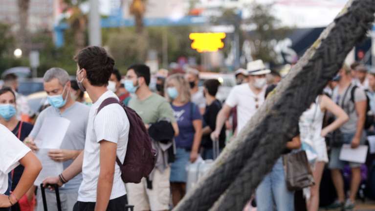 Κορονοϊός: &quot;Συναγερμός&quot; για τέσσερα νησιά, πλαφόν ατόμων σε εκδηλώσεις - Τα νέα μέτρα που θα ανακοινωθούν