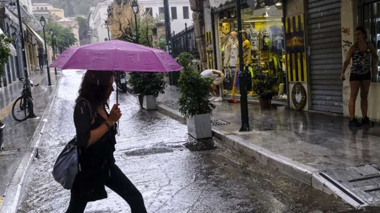 Τέλος ο καύσωνας: &quot;Βουτιά&quot; του υδράργυρου από σήμερα - Πέφτει έως 14 βαθμούς και έρχονται μπουρίνια