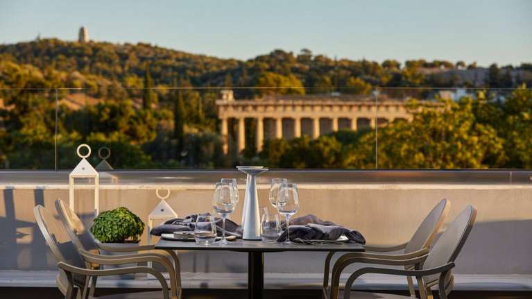 Φανταστικές ταράτσες και δροσεροί κήποι για φαγητό στην Αθήνα