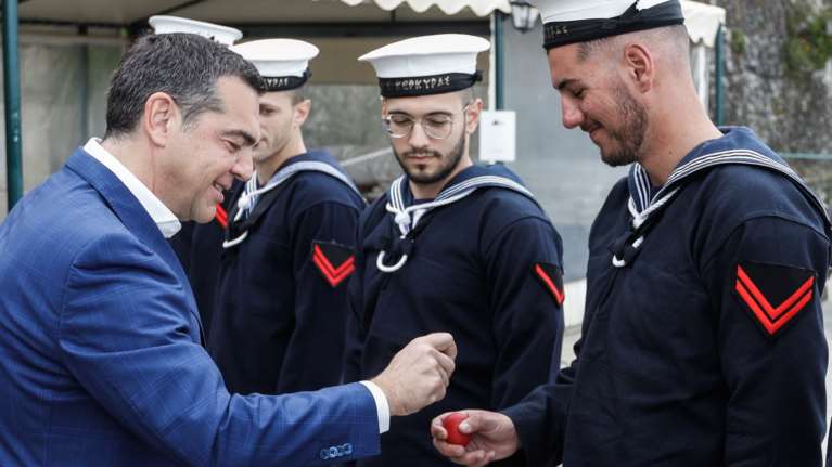 Ο Τσίπρας τσούγκρισε αυγά με ναύτες στον Ναύσταθμο Κέρκυρας - "Τι γίνεται, τα τζούφια μου δίνετε;" [εικόνες-βίντεο]