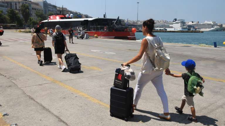 Όλες οι εκπτώσεις στα ακτοπλοϊκά εισιτήρια: Τι προβλέπεται για οικογένειες και παρέες - Χαμηλότερες τιμές σε συγκεκριμένες μέρες