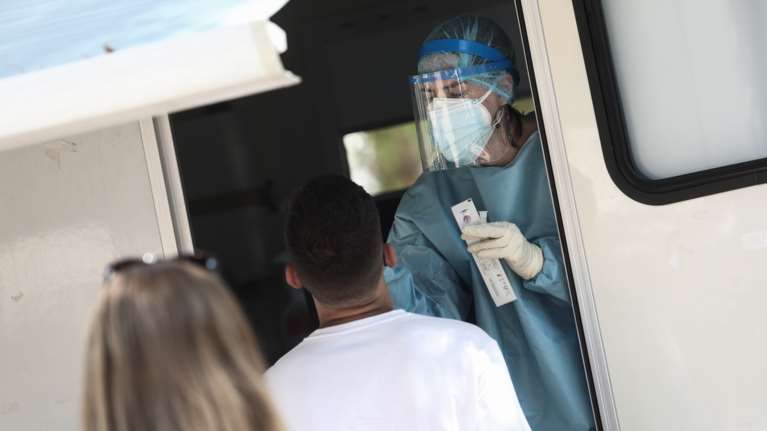 Κορονοϊός: Σοκάρει ο αριθμός των ενεργών κρουσμάτων- Σχεδόν 200.000