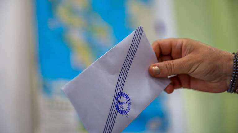 Δημοσκόπηση MRB: Δυσπιστία σε κυβέρνηση και δικαιοσύνη για τα Τέμπη - Πάνω από 20% τα κόμματα δεξιά της ΝΔ