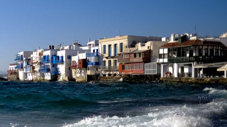 Επιχείρηση &quot;σκούπα&quot; για μπράβους στη Μύκονο: Δεύτερη ημέρα με μπαράζ ελέγχων σε άλλα 15 μαγαζιά