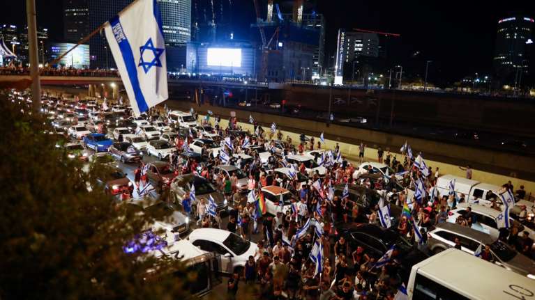 Χάος στο Ισραήλ: Η στιγμή που αυτοκίνητο πέφτει με ταχύτητα σε διαδηλωτές [Βίντεο]