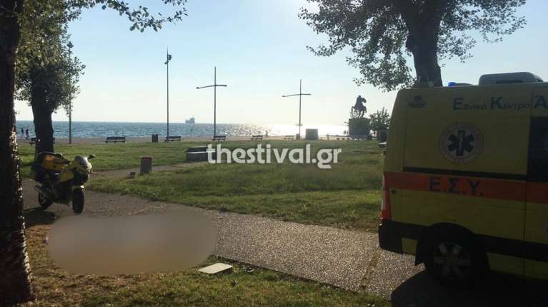 Θρίλερ στη Θεσσαλονίκη: Νεκρός για ώρες άστεγος στα γρασίδια στη Νέα Παραλία