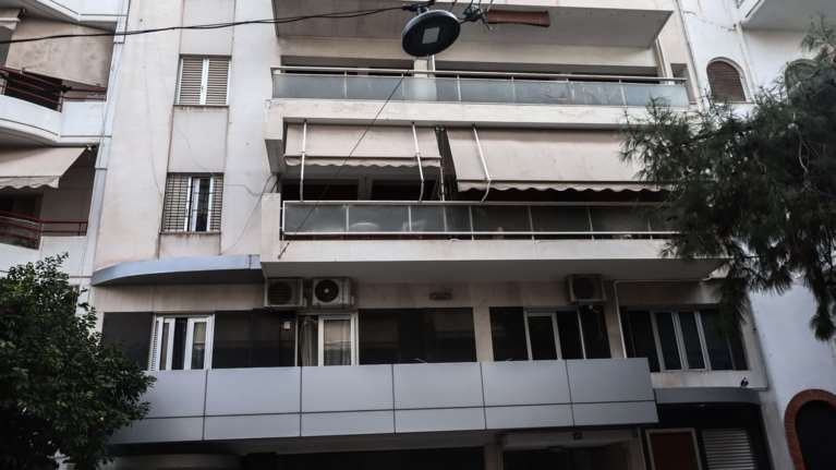 Σοκ στον Νέο Κόσμο: 35χρονη Κινέζα έπεσε στο κενό από τον 3ο όροφο - Αναζητείται ο σύντροφός της, την κρατούσε δέσμια