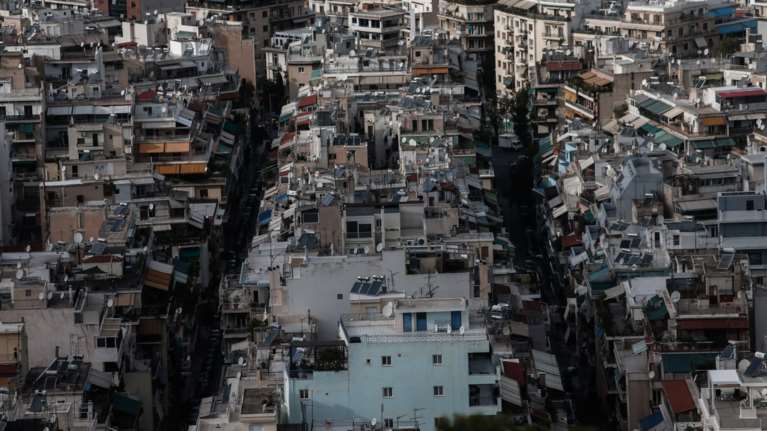 Οφειλές και γραφειοκρατία στερούν 300.000 κατοικίες από την αγορά ακινήτων