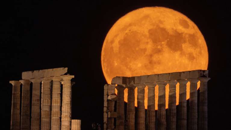 Πανσέληνος Μαΐου 2024: Πότε θα δούμε το &quot;Φεγγάρι των Λουλουδιών&quot; - Θα ανατείλει κοντά σε έναν κόκκινο υπεργίγαντα αστέρα