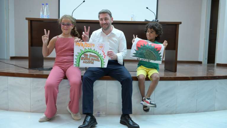 Το βίντεο του Νίκου Ανδρουλάκη από τη Ζάκυνθο: Η &quot;κρυφή&quot; αφιέρωση στον γιο του και οι ζωγραφιές