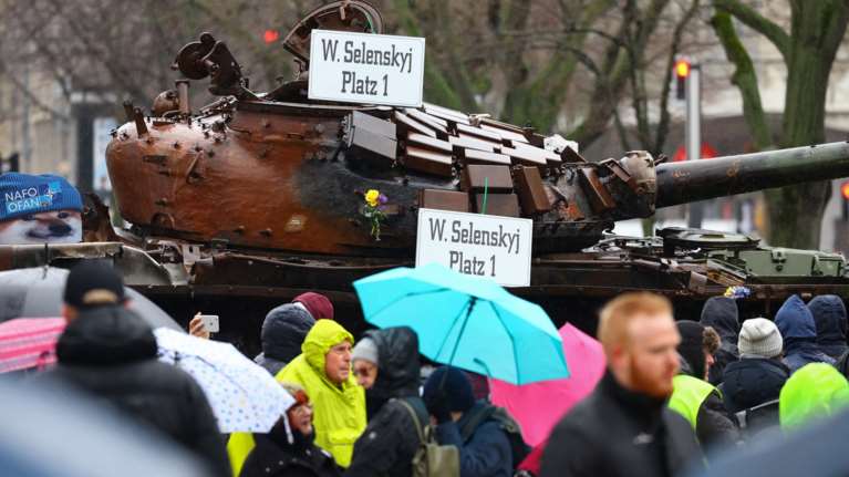 Βερολίνο: Είναι τρελοί οι Γερμανοί- Πάρκαραν έξω από τη ρωσική πρεσβεία κατεστραμμένο ρωσικό άρμα μάχης [Εικόνες]