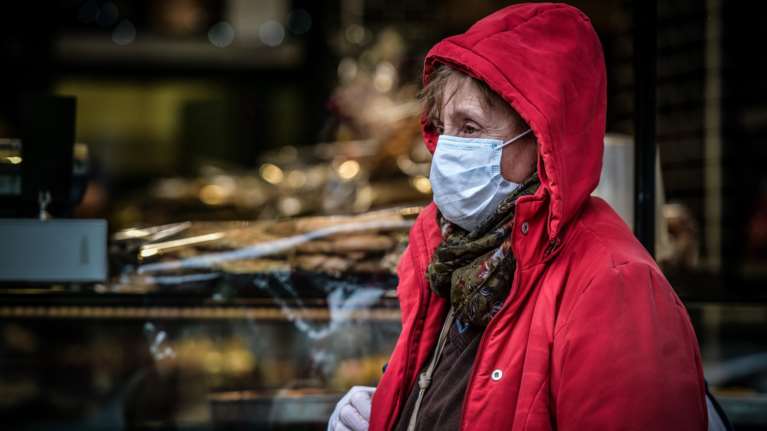 Κορονοϊός: Τι καλύπτουν τα ασφαλιστήρια συμβόλαια για όσους νοσήσουν