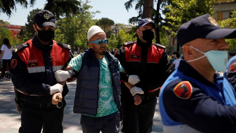 Αλβανία: Επεισόδια για την απόφαση της κυβέρνησης να κατεδαφίσει το Εθνικό Θέατρο