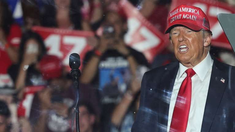 Συνελήφθη ένοπλος έξω από τον χώρο προεκλογικής συγκέντρωσης του Τραμπ: Ο 49χρονος άνδρας αφέθηκε ελεύθερος - Απόπειρα ή κάτι άλλο;