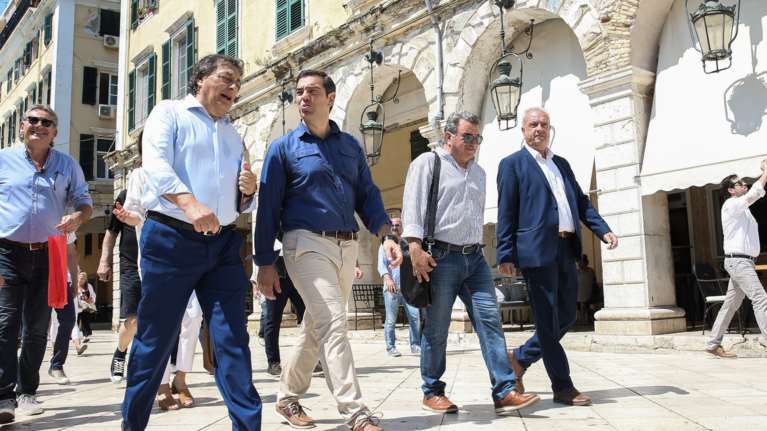 Στην Κέρκυρα ο Τσίπρας - Βόλτα στην πόλη, χαμόγελα και αγκαλιές - Τον κέρασαν κουμ κουάτ [εικόνες-βίντεο]