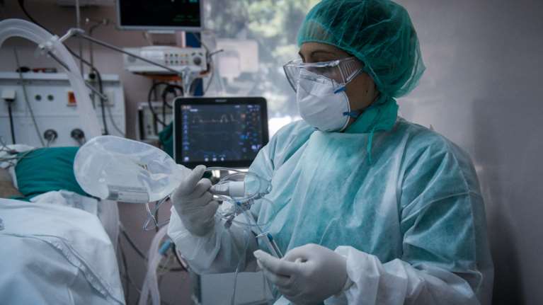 Κορονοϊός - Καταγγελία ΠΟΕΔΗΝ : Μόνο 27 ΜΕΘ κενές στην Αθήνα και 16 στη Θεσσαλονίκη - Γίνεται επιλογή ασθενών