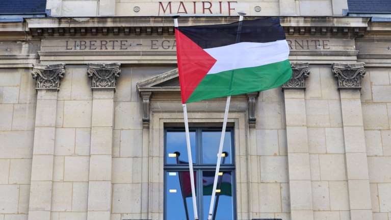 Παλαιστινιακές σημαίες στα δημαρχεία όλης της Γαλλίας, αψηφούν απαγόρευση της αστυνομίας - Σήμερα η επίσημη αναγνώριση