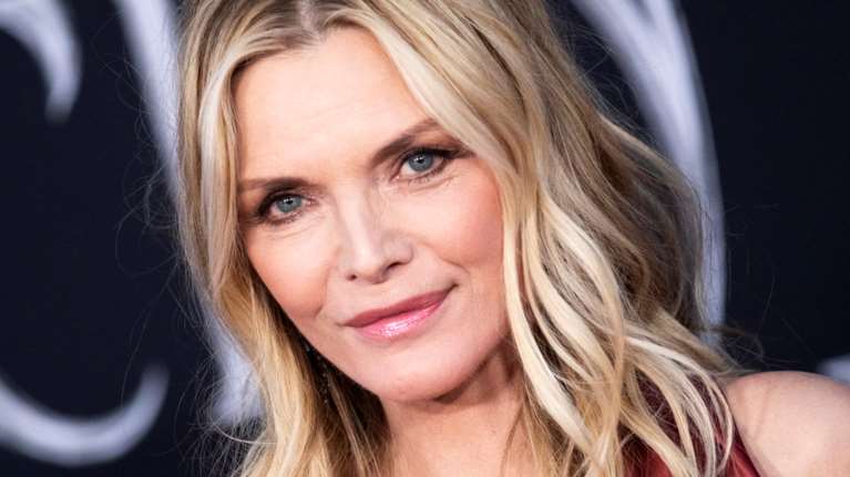 Μισέλ Φάιφερ: Στα 62 της διατηρεί τη νεανικότητά της και κάνει στιλιστικές προτάσεις