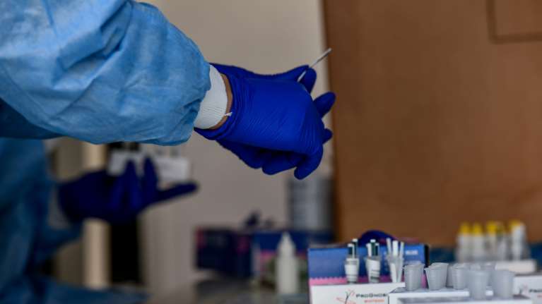 ΕΟΔΥ: 4 νέοι θάνατοι από κορονοϊό - Σε χαμηλά επίπεδα η γρίπη αλλά προσοχή στο νέο στέλεχος της &quot;Κ&quot;