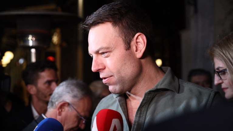 Το "κήρυγμα" Κασσελάκη σε νεαρή ρεπόρτερ έξω από το μπαρ στο Μοναστηράκι και η απάντηση του Λιάγκα [βίντεο]