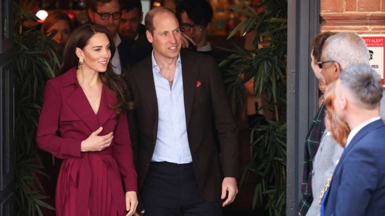 &quot;Είναι ώρα να παραιτηθείς&quot;: Λαϊκή απαίτηση να αποχωρήσει από τον θρόνο ο Κάρολος - &quot;Δώσε το στέμμα στον Γουίλιαμ&quot;