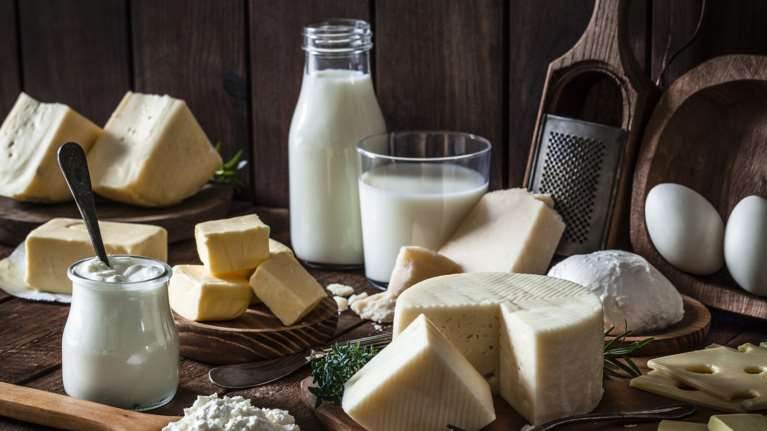 &quot;Χρυσός&quot; γάλα, τυρί και γιαούρτι: Πόσο αυξήθηκαν οι τιμές μέσα σε ένα χρόνο - Τι λένε οι παραγωγοί