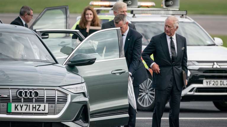 Ο βασιλιάς πενθεί: H πρώτη εμφάνιση του Κάρολου μετά το θάνατο της Ελισάβετ - Συντετριμμένη και μαυροφορεμένη η Καμίλα