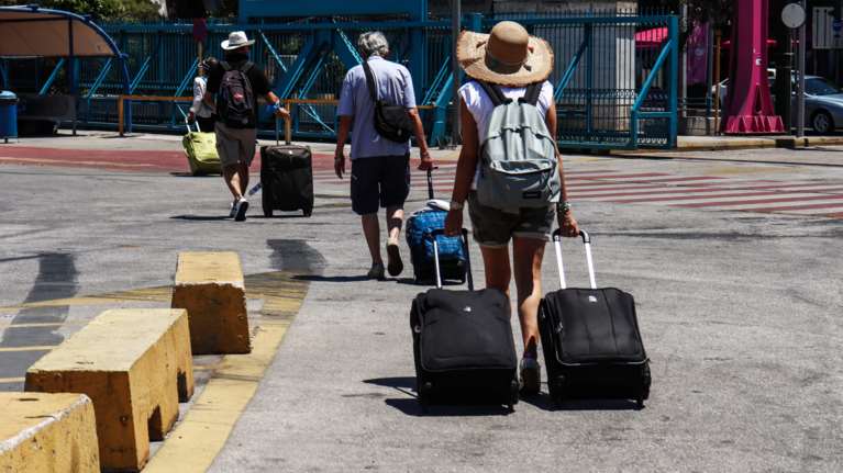 Δημοσκόπηση: Ένας στους δύο δεν θα πάει διακοπές, καταλυτική η ακρίβεια στη διαμονή για  8 στους 10