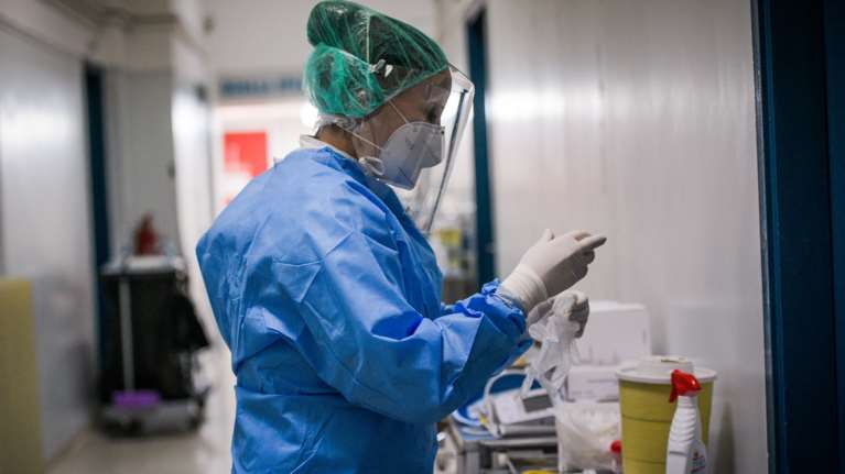 Κορονοϊός: Κατέληξαν άλλοι τέσσερις ασθενείς - Στα 375 οι νεκροί στην Ελλάδα