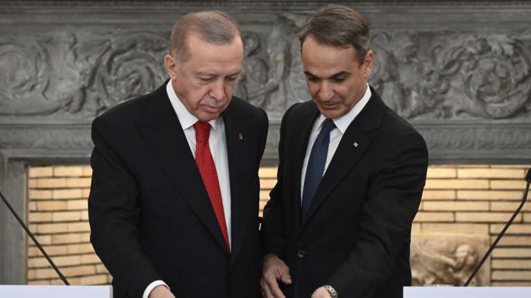 Tουρκικά ΜΜΕ: &quot;Ξέφυγαν οι γείτονες... Ο Μητσοτάκης εξοπλίζει την Ελλάδα, απειλεί και με πόλεμο&quot;