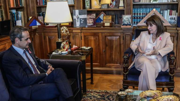 Μητσοτάκης σε Σακελλαροπούλου: Ξέρουμε ότι κάποιοι περνούν δύσκολα, κάνουμε ό,τι μπορούμε για τους πιο αδύναμους