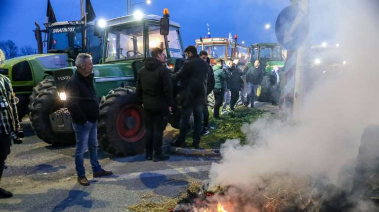 Αγρότες: Απέκλεισαν το λιμάνι εξωτερικού στην Ηγουμενίτσα - Μπλόκο και στην Εθνική στα Μάλγαρα