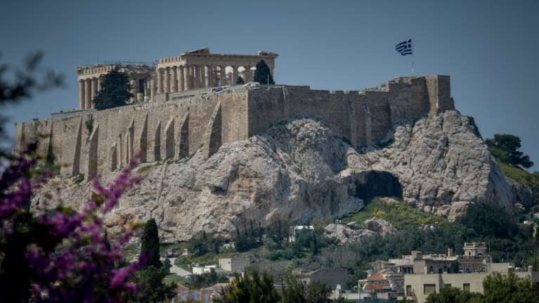 Ανοίγουν αύριο οι αρχαιολογικοί χώροι: Διαχωριστικά πετάσματα στην Ακρόπολη, απολυμαντικά και ξεναγοί με μάσκες