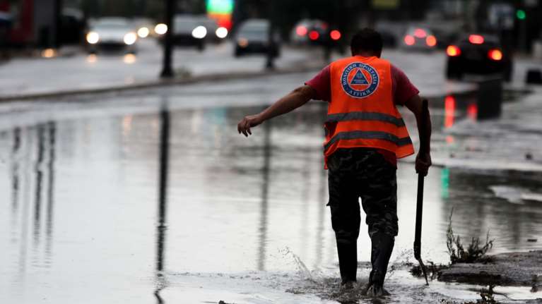 Σφοδρό μπουρίνι στην Αττική - Καταιγίδα με μπουμπουνητά και κεραυνούς