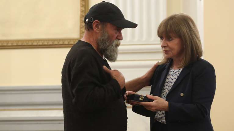 &quot;Αλλος άνθρωπος&quot;: &quot;Μια μαλ.... και μισή&quot;, το υβριστικό σχόλιο Πολυχρονόπουλου για τη βράβευσή του από την ΠτΔ [βίντεο]