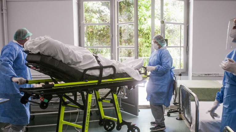 Κορονοϊός: Εκρηξη με 3.133 νέα κρούσματα - Μαύρο ρεκόρ με 728 διασωληνωμένους και 72 θανάτους