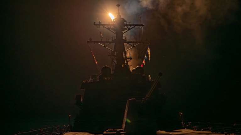 ΗΠΑ και Βρετανία βομβαρδίζουν με πυραύλους τους Χούθι στην Υεμένη - &quot;Απαραίτητα τα χτυπήματα&quot; λέει ο Σούνακ